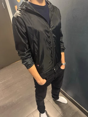Svart windbreaker till ett billigt pris  - Svart windbreaker, säljer billigt 