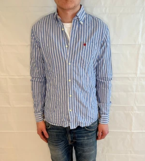 Morris Shirt Striped Men's - Randig herrskjorta i 100% bomull. Begagnad i mycket bra skick.
