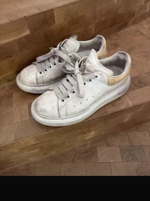 Jättefina sneakers från Alexander McQueen  - Jättefina, använda men superbra skick. Tvättar innan jag skickar! Kan gå ner i pris vid snabb affär!🥰