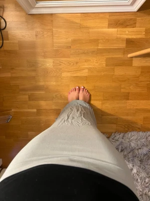 Ljusgrå långkjol  - Säljer en enkel och stilren ljusgrå långkjol, storlek xs, från BikBok