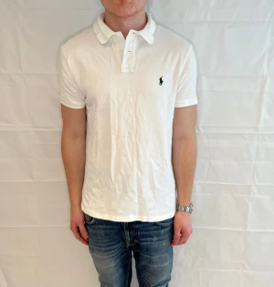 Polo Ralph Lauren Slim Fit Polo White - Vit slim fit pikétröja i bomull, begagnad i mycket gott skick.