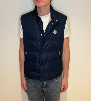 Moncler Vest Navy Men's - Marin väst från Moncler, pre-owned i mycket gott skick. Storlek XL.