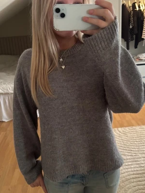 Stickad tröja Gina Tricot - Säljer denna populära stickade tröja ifrån Gina Tricot! Knappt använd 