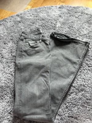 Gråa raka jeans i storlek S - Säljer ett par gråa jeans med rak passform och full längd. Jag har sprättat upp lägst ner