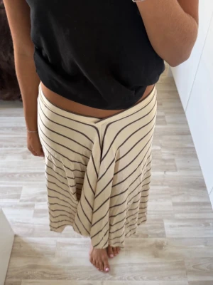 Beige och svart randig långkjol -  Ifrån Nelly använd en gång  