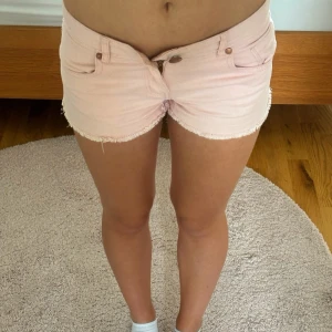 Lågmidjade Ljusrosa Jeansshorts - Super fina Lågmidjade Ljusrosa Jeansshorts! Midjemått rakt över 37-38 cm. Återsäljer direkt utan användning pga för tighta på mig💕 Jag är 162 cm