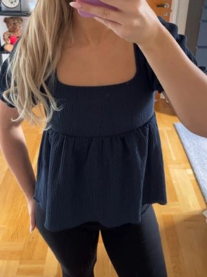 Blus - Marinblå blus från Gina Young. Perfekt till jeans eller shorts🤩Aldig använd 