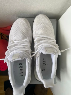 Helvita ultraboost 1.0 - Säljer ett par helvita ultraboost 1.0 som är knappt använda med väldigt lite smuts men som är enkelt att tvätta