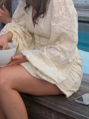 Adoore Florence dress i ljusgult - Supersöt kort adoore klänning i ljus färg med puffiga volangärmar och v-ringning. Klänningen är absolut perfekt för vilken sommartillställning som helst! Klänningen är bara använd en gång! Nypris är 1 495 kr 💛💛💛