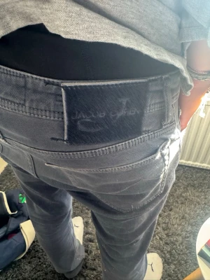 Jacob Cohen jeans - Jacob cohen jeans i snygg blågrå färg. Strl 31. Grymt skick. Modellen är 182cm och väger 65kg. 