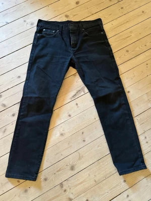 Levis 502 - Pris kan diskuteras! Säljer nu mina Levis 502. Ett par snygga jeans i en stilren svart färg med rak passform som tyvärr ej kommer till användning. Vid eventuella frågor, skriv i pm! 