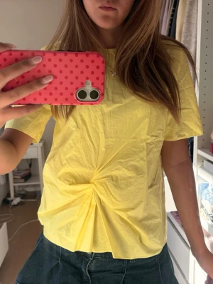 Gul t-shirt med twistdetalj mango - Jätte söt topp från mango💛💛