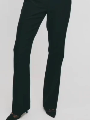 Svarta raka kostymbyxor - Snygga svarta kostymbyxor som är högmidjade .Byxorna har diskreta bakfickor och är tillverkade i ett slätt tyg som ger en stilren look. Perfekta att matcha med kavaj eller skjorta för en clean outfit.
