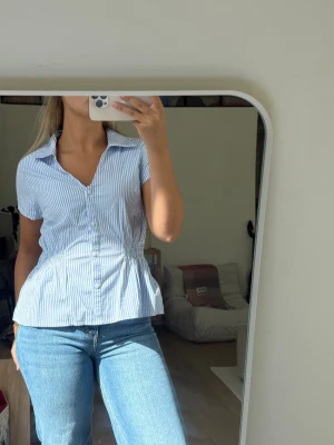 Blåvit randig blus med kort ärm - Figursydd blus med korta ärmar. Storlek M med prislapp på! Originalpris 429kr🩵