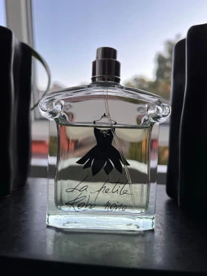 Guerlain - Guerlain - La Petite Robe Noire Eau Fraiche (diskad)   75 ml från början, avgör återstående mängd själv. Saknar kork och box.   