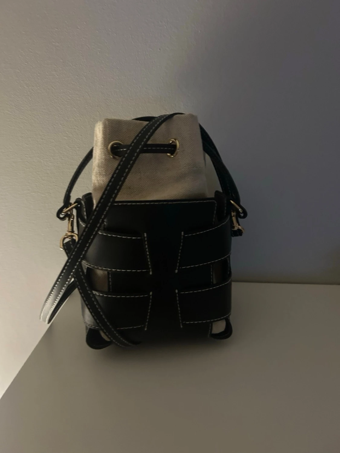 Svart och beige bucket bag - 1