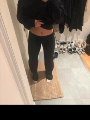 Svarta leggings med utsvängda ben - Super snygga, köparen står för frakt 💕