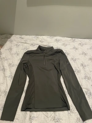Mörkgrön ridtröja - Snygg mörkgrön långärmad ridtröja från equestrian Stockholm, är som ny och knappt använd! (originalpriset är 700kr)