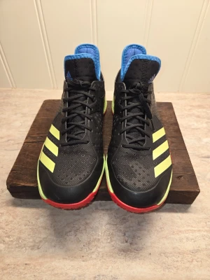 Adidas Counterblast Bounce handbollsskor BD7408 stl 40 - Adidas Counterblast Bounce i storlek 40. Stabil och väldämpad inomhussko framtagen för handboll, men passar även badminton, squash och annan hallträning.  Svart modell med neongröna, röda och blå detaljer. Skorna är sparsamt använda och i mycket fint begagnat skick. Sulorna har gott om mönster kvar och ovandelen är hel och fin.  Storlek: EU 40 UK 6,5 / US 7 Innermått enligt märkning: 25 cm Artikelnummer: BD7408