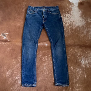 Nudie Lean Dean - Säljer ett par as sköna nudie jeans! De är storlek 31/32 och modellen på bilden är 186 cm och väger 74 kg. De är i gott skick och sparsamt använda. Kom dm för fler bilder eller om du har frågor!🤗