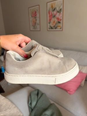 Eytys sneakers - Gråa Eytys sneakers med lila band bak. De är lite smutsiga på mockat samt att resåren är lite sliten som syns på bild.