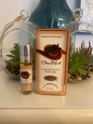 Choco Musk 6ml - Choco Musk koncentrerad parfymolja från Canpeps Perfumes. Doftar vanilj och varma toner. Oöppnad och oanvänd i original förpackning, säljes pga felköp. 