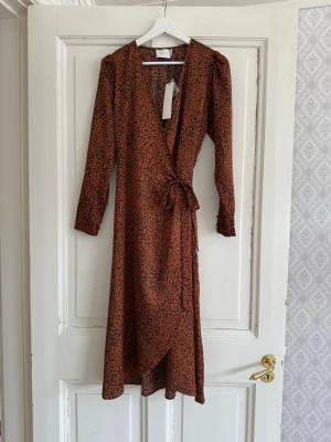 Klänning Neo Noir i leopardmönster  - Neo Noir leoklänning. Aldrig använd. Rökfritt hem. Kolla gärna mina andra annonser för bundle och samfrakt.