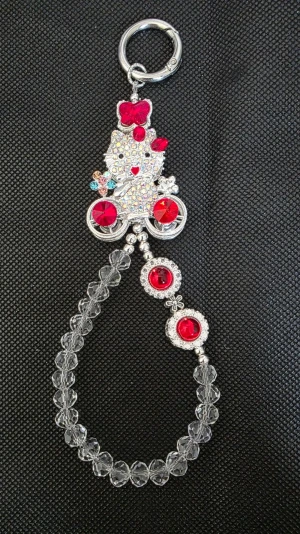 Väsksmycke med Hello Kitty -  ✨Säljer denna unika och magiskt glittriga Hello Kitty-nyckelring (wristlet/bag charm) fullproppad med glänsande strass och klara kristallpärlor! Det perfekta smycket för att ge din väska, dina nycklar eller dina jeanshängslen den ultimata Y2K-touchen. Perfekt tillbehör för dig som älskar Sanrio, coquette-estetiken eller bara vill ha det där lilla extra glittret i vardagen! 🌟