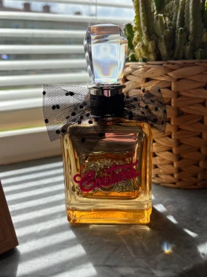 Juicy Couture parfym med svart rosett - Juicy couture. 100 ml. Söt doft🫶🏼 ny