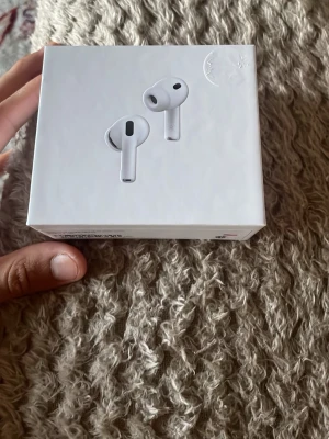 Apple AirPods Pro 3 trådlösa hörlurar - Säljer ett par Apple AirPods Pro 3 i vitt. Trådlösa in-ear hörlurar med stilren design och laddningsetui. Perfekta för musik, samtal och träning. Kompatibla med USB-C och har brusreducering för bästa ljudupplevelse.