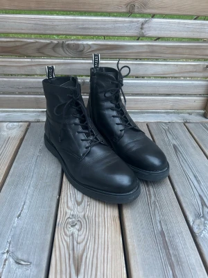 Svarta kängor Sneaky Steve Carlos, stl 44 - Säljer ett par svarta kängor från Sneaky Steve, modell Carlos. Köpta på Zalando och använda en gång.