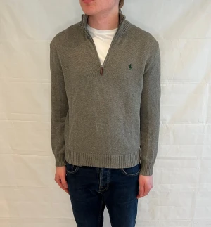 Polo Ralph Lauren Half Zip Grey - Grå hoodie i bomull, begagnad i mycket gott skick.