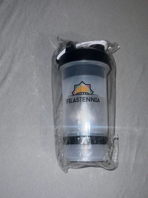 Palestine shaker - Alla saker på den här att skruva av och separera om man skulle vilja ha en smidigare vatten flaska istället för hela shakern.  Jag har 100-tals fler så vid större beställning blir det bättre pris!
