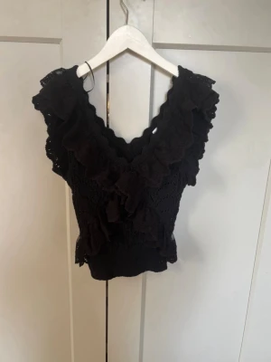 Slutsåld trendig topp från Zara med volanger🌟 - Säljer denna fina toppen som inte säljs längre❤️