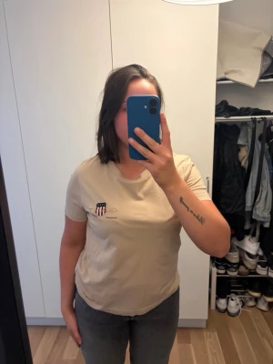 Beige tshirt - Supersnygg T-shirt från GANT. Storlek XL men mer som M/L