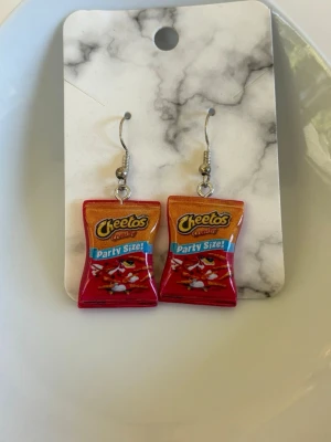Örhängen Cheetos - Örhängen med silverpläterade nickelfria örkrokar💕