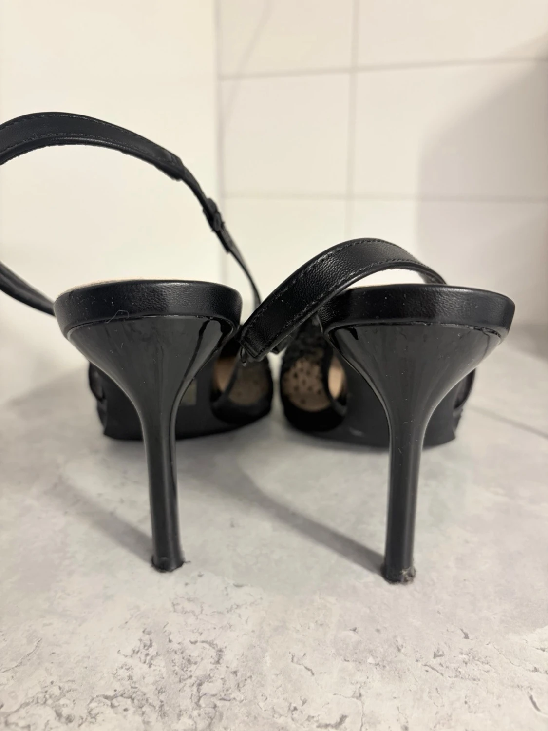 Svarta spetsiga pumps med strass - 2