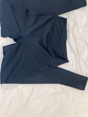 Svarta tights från Musera Sport - Svarta raka träningsbyxor från musera sport men är beställda på Shein. Criss cross midja och har inga fickor köpte för 150kr men säljer för 80kr❤️