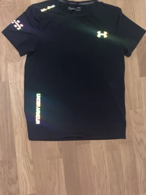 Under armour set - Under armour t shirt och shorts set för sommaren, finns i storlek S och M, OBS Storlek ”M” är S och ”L” är M. Finns i svart färg.