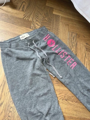 snygga vintage hollister mjukisbyxor - skicka gärna prisförslag 😇😇supersnygga vintage Hollister mjukisbyxor🥰🥰 de är lowrise och straightleg och jag skulle säga att de passar storlek 32/34. Säljer endast då de var för korta på mig som är 170, jag skulle tro att längden skulle passa någon mellan 160-165 (innebenslängden är ca 77 cm). Skriv gärna för ytterligare frågor🤗