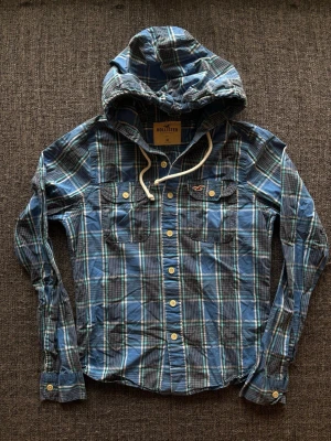 Hollister overshirt ~ sällsynt  - Sjukt eftertraktad Hollister overshirt ~ sällsynt vintage modell med luva som inte längre produceras | st M | färg blå | klassisk passform | sällsynt 2000’s modell | OBS kan gå ner lite i pris vid snabb affär! 🏄