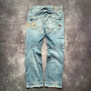 G-Star ljusblå vintagejeans för herrar i storlek W33 L32 - Snyggt slitage och en liten heelbite. W/L är uppskattade utifrån måtten.  Midja: 44 cm Benslut: 19 cm Lår: 31 cm Totallängd: 104 cm  Skickas inom ett dygn Spara på priset och frakten genom att sätta ihop ett paket 10-259  Mer information finns i min profil