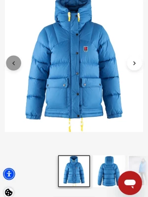 Fjällräven jacka  - Jättefin fjällräven jacka i blå. Inköpt ny förra året och har inga skador. Har en jättebra passform och går att ha mycket kläder under den. Håller värmen extremt bra!
