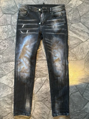 Dsquared2 jeans - Svarta dsquared2 jeans i straight passform med slitningar och fräscha färg avdrag. Väldigt bekväma och passar till alla outfits. Perfekt för dig som vill ha ett par as coola jeans och bilda grymma outfits. W30 och längden är ca 31. Pris kan diskuteras:)