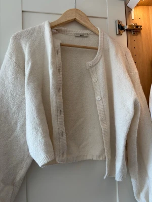 stickad kofta - Vit stickad kofta från Gina tricot, saknar en knapp men märks inte när den sitter på💞