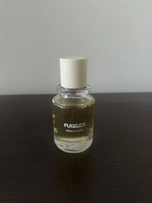 Fugazzi Vanilla Haze parfym - Säljer en 50 ml flaska från Fugazzi, doften Vanilla Haze. Perfekt för dig som gillar söta dofter. :) 