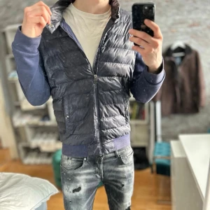Ralph Lauren Cardigan - Mycket bra skick, inga defekter! Storlek M sitter som M och passar dig som är mellan 175-185cm ungefär. Nypris ca 3000kr. Modellen är 185 cm, 75kg. Passar bra nu till hösten! Skriv för mer information!🤝