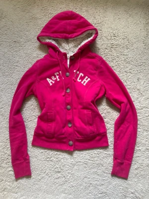 Rosa Hoodie fodrad Abercrombie & Fitch  - Rosa Hoodie ifrån Abercrombie & Fitch i storlek S med vitt foder🩷