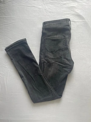 Jack & jones jeans  - Snygga svart gråa jeans som är i bra skick passar till allt och stiliga. Är i storlek W30 L32, modell Slim Glenn. Hör av er om ni är intresserad eller har frågor. 😁