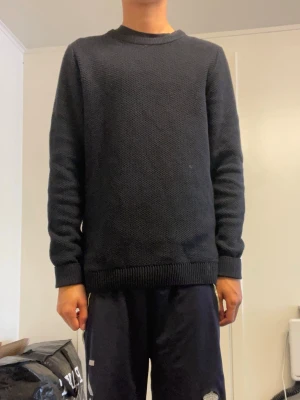  Jack and Jones tröja (nyskick) - Storlek 164 år men passar större. Modellen är 173 cm lång. Ny skick aldrig använd bara lapparna borttagna. Perfekt nu när hösten kommer och kalla sommar dagar. Hör av dig vid funderingar, priset är ej satt!
